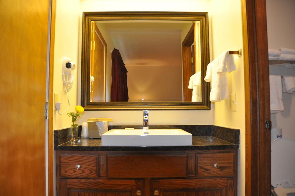 Shepherd Mountain Inn & Suites Pilot Knob Oda fotoğraf